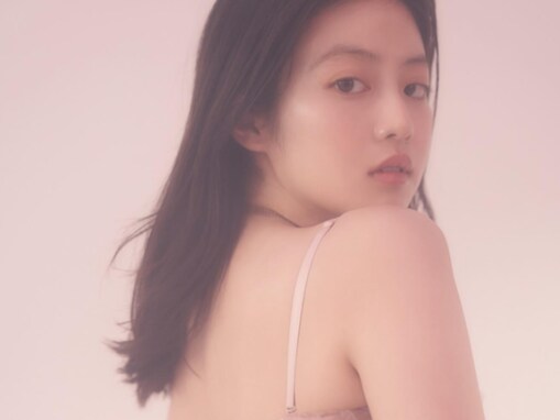 今田美桜、美背中あらわな色っぽいモデルショット！ 『sweet』5月号のカバーガールを担当