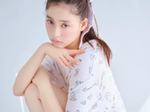 「えっ10代!?」新木優子、太ももあらわな色っぽモデルショットを公開！ 「美脚すぎる」「肌白っ…」