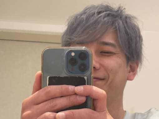 「この髪色は今!?」二宮和也、シルバーヘアに“また”イメチェン？ 「髪色反復横跳び期間なのですか」