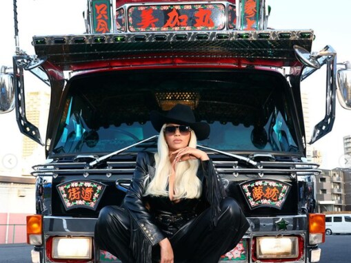 「デコトラ母ちゃん最強伝説」ビヨンセ、日本で撮影した“デコトラ”モデルショット！ 「持ち主最高じゃん」