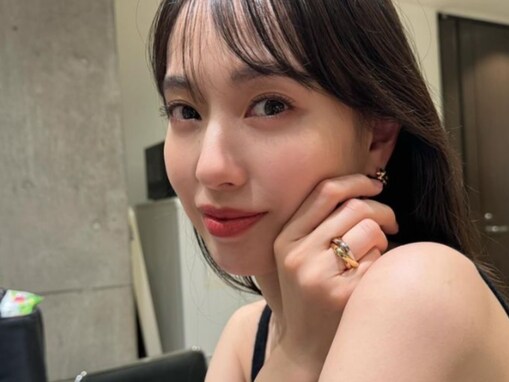 戸田恵梨香、大胆肌見せの最新ショット公開！ 約3カ月ぶりの美しい姿でカルティエジュエリーを身にまとう