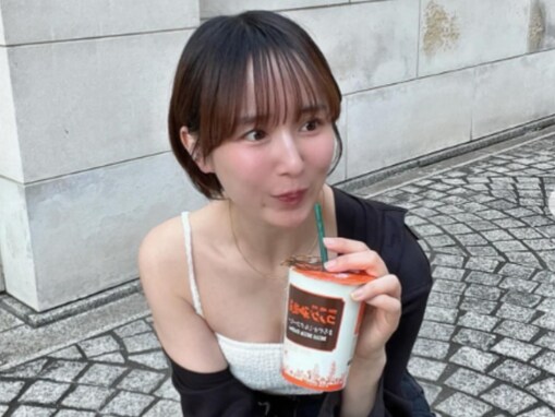 「色気が半端ない」42歳・山川恵里佳、谷間ちらり＆スタイル抜群キャミ姿に反響！ 「谷間にやられた」