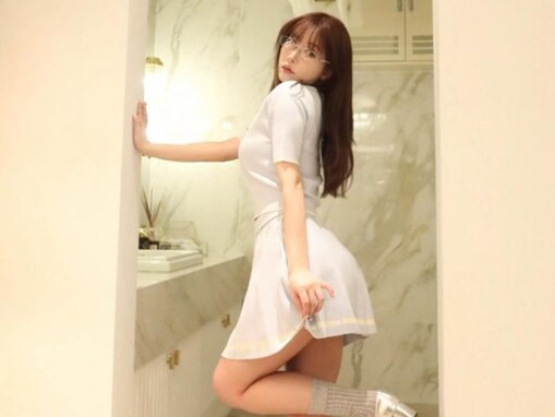 三上悠亜、尻が見えそうな際どいスカート姿にファン歓喜！ 「たまらないライン」「エロ可愛い」