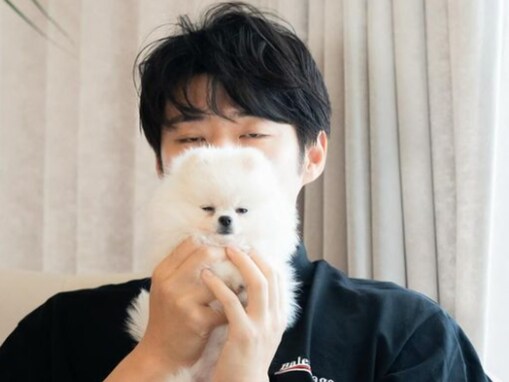 4代目バチェラー黄皓、愛犬との“事故ショット”に癒されるファン続出！ 「事故画も載せてくれるの笑」