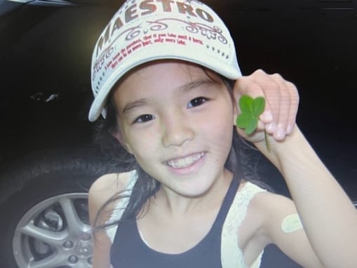 「ちびりお愛おしすぎ」NiziU・リオ、幼少期ショットを公開し「保護したいくらい可愛い」と絶賛の声！