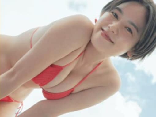 筧美和子、豊満美バストあらわなビキニ姿を披露！ 見下しショットで新写真集発売の記念イベントを告知