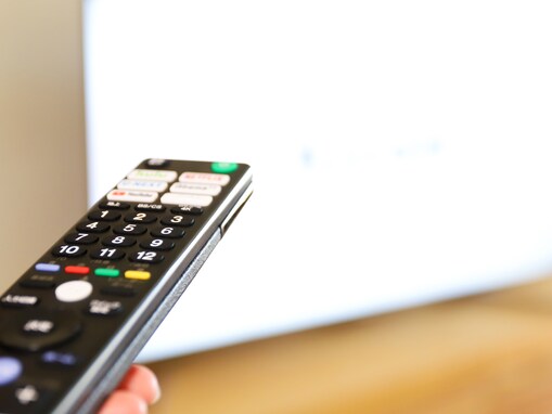 テレビのリモコンに「Hulu」「Netflix」のボタンがついていました。無料で見られるということですか？