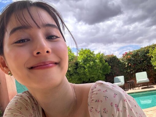 「嫁に欲しい」新木優子、胸元チラ見えのモロッコ旅行ショット！ 「可愛いし色っぽい」「バリ可愛い」