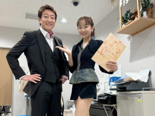 神田うの、超ミニ丈スカートからギリギリまで美脚あらわなショットを公開！ 抜群のスタイルに大反響