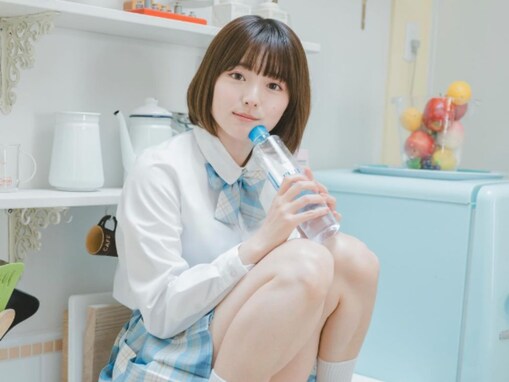 「本当に最高です」葉月つばさ、ミニスカ×体育座りで太ももが際どいショットにファンもん絶！ 「可愛すぎ」