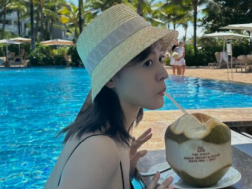 久住小春、美背中あらわ＆谷間ちらりな水着ショットに反響！ 「素敵な所だねぇ」「可愛いですね」