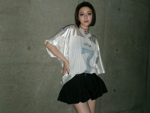 「足痩せたね」村重杏奈、美脚あらわな超ミニスカコーデを披露！ 「美脚すぎやろ」「めっちゃ痩せた」