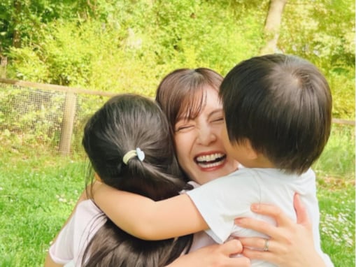 「可愛すぎるママ」長谷部誠の妻・佐藤ありさ、2人の子どもとのほっこりショット公開！「素敵な笑顔」