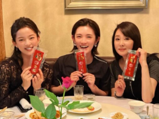 浅野ゆう子、美人“三姉妹”ショット公開！ 「素晴らしいメンバー」「年代を越えての交流、素敵ですね」