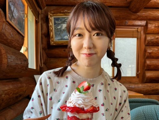 峯岸みなみ、「教官が撮ってくれた写真」公開！ カフェでの1コマに反響集まる「安全運転で楽しんでね」