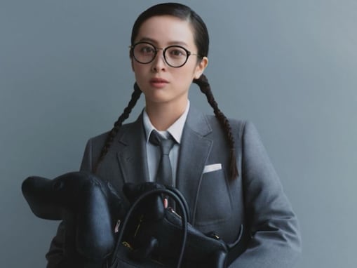 「雰囲気違う」清野菜名、パンツスーツ×おさげ姿の激変ショットに反響！ 「めちゃかっこいい」の声