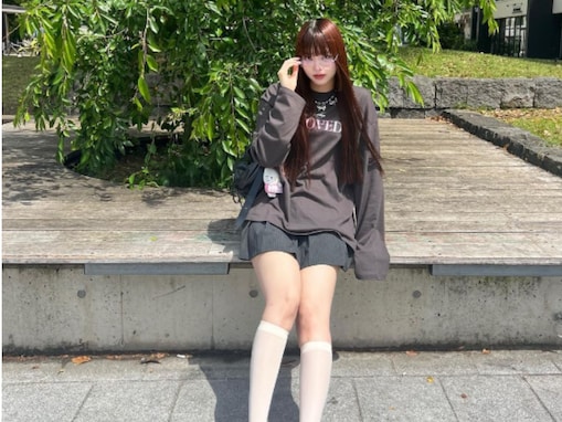 「足ながっ」人気YouTuber・桐崎栄二の妹のきりざきまい、美脚際立つ超ミニ丈コーデを披露！