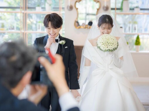 「キョトン顔かわゆす」足立梨花、イケメン夫との結婚式ショットを投稿！ 「思わず笑みがこぼれます」