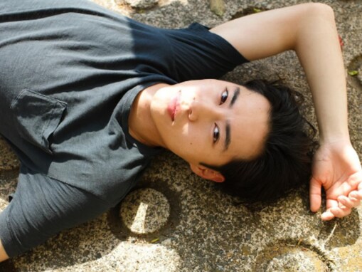 『虎に翼』で話題の戸塚純貴、色気あふれる寝そべりショットに「惚れ直した」「色気ダダ漏れ」の声