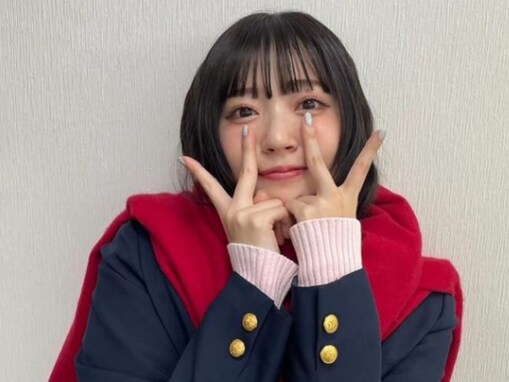 「JKに見えるのすごすぎ」鈴木愛理、美脚あらわな30歳の制服姿に大反響！ 「女子高生でもイケる」