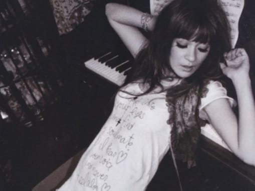 「ほっそ〜！」岩堀せり、若い頃の太ももがあらわになった姿に「映画のワンシーンみたい」と反響の声！