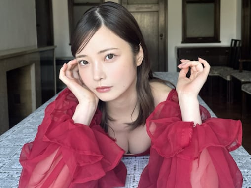 「ないすおっぱい」新谷姫加、美谷間際立つうつぶせショットを披露！ 「セクシーで、ドキドキ」