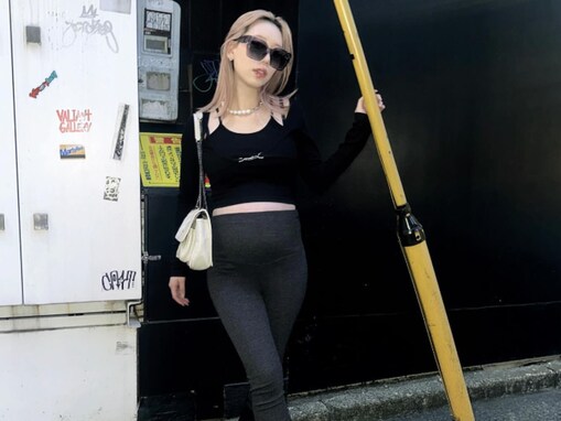 「妊婦さんなのにスタイル良すぎ」タナカガ、ぽっこりおなかの腹出しコーデに反響！「バチイケすぎる」