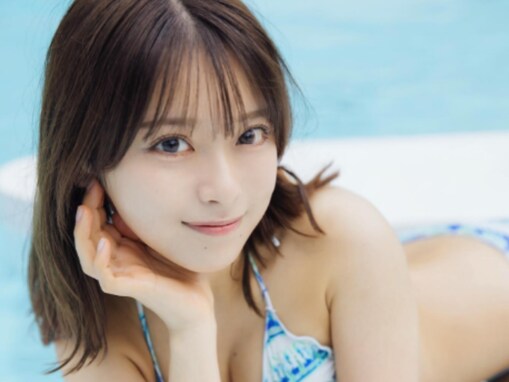 「最高の絵」まるぴ、絶妙アングルで美乳ちらりなビキニ姿！ 「スタイルいい」「可愛いすぎる〜」