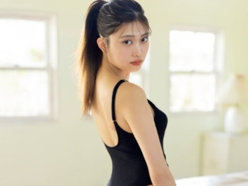 “次世代のおしゃれインフルエンサー”金谷みひろ、美尻あらわな水着姿！ 「抜群の透明感と可愛らしいヒップ」