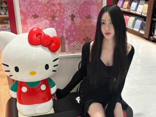 佐藤かよ、胸元ちらり＆美脚あらわな露出コーデ披露！ 圧巻スタイルに「細いなぁ」「脚がスラっっっ」