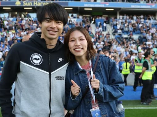 「二人とも良い笑顔」三笘薫、美人妻との顔出し夫婦ショットに大反響！ 「三笘夫妻が元気で何より」