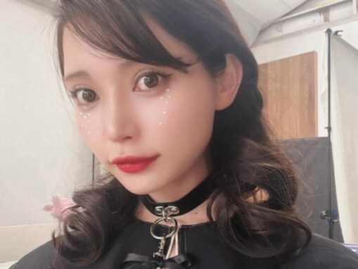 「ノーブラ？」似鳥沙也加、美尻ちらり＆横乳あらわな姿に「ポロリしそう」「下乳がすごい」の声！