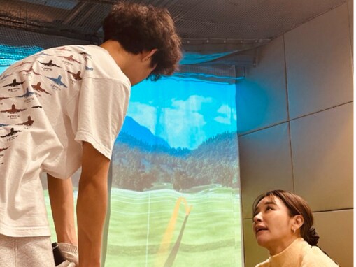 鈴木紗理奈、息子との熱心なゴルフ練習ショットを公開！ 「ダメなとこ言いたくなってもお口にチャック」