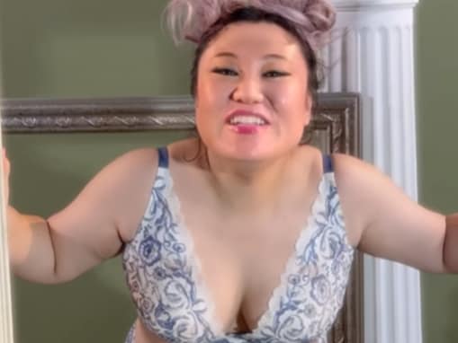 「気高いおっぱい」バービー、谷間あらわなランジェリーショット！ ピーチ・ジョンとのコラボ商品を紹介