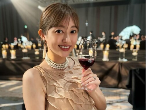 「痩せたね」菊地亜美、結婚式での美しいドレス姿を披露！「顔がシュッとしてね？」「メッチャ痩せた」