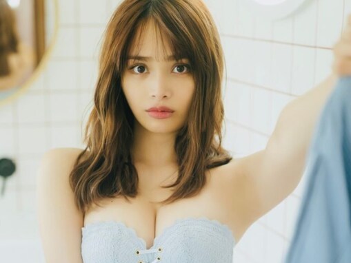 最強美女・Jona、“グラマラスボディ”あらわに！ 「エキゾチックなビジュアル」「息を呑んでしまうほどの美しさ」