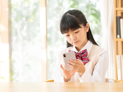 子どもにスマホを持たせる年齢は「中学1年生から」が最多。「依存しないか心配」と不安の保護者も