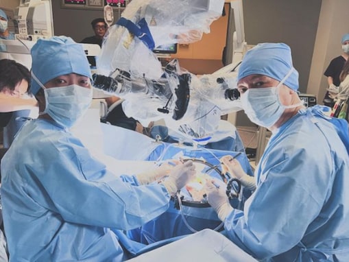 井浦新、『アンメット』手術中の姿を披露！ 「目元だけでこんなにカッコいいの…」「手術の緊張感がある」