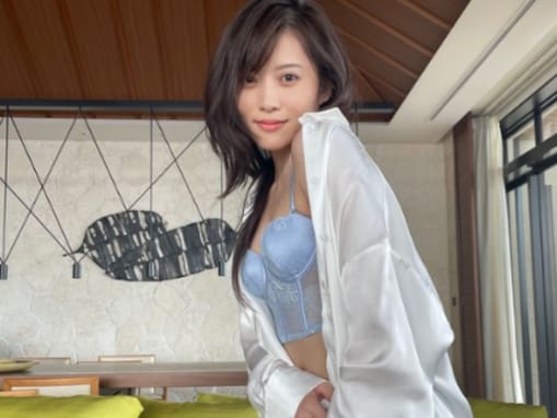 元AKB48・岡部麟、谷間あらわなランジェリー姿を披露！ 1st写真集のオフショット＆カットも公開