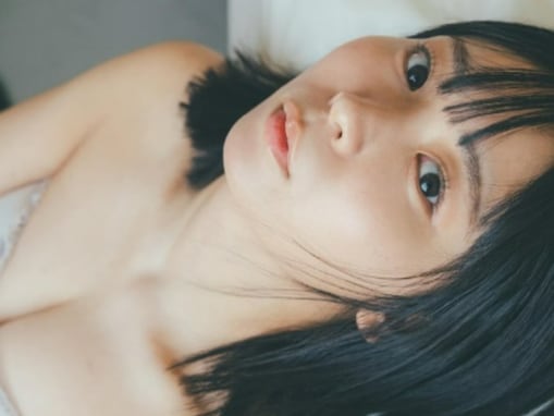 「たまらんなあ」にゃんこスター・アンゴラ村長、美谷間ちらりな写真集ショット公開！ 「やらしい」