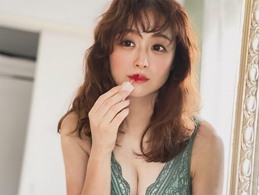 「セクシーな表情」鈴木奈々、谷間あらわなナイトブラ姿を披露！ 「ハリウッドの女優さんぽくて素敵〜」