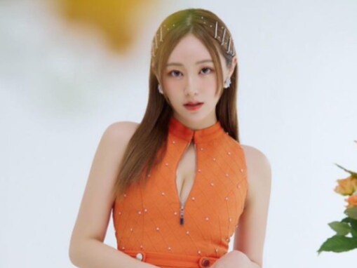 てんちむ、谷間ちら見え＆美脚あらわなぴっちりドレスショット披露！ スタイル抜群のセクシーな姿