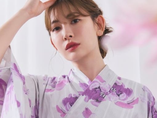 小嶋陽菜、色気漂う浴衣ショット！ スマートな着こなしに「魅力的で色っぽい」「浴衣似合いすぎ」の声