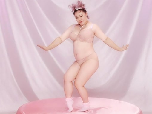 バービー、下着姿で「妊娠中期なのに誰にも気付かれなかった絶妙なお腹」公開！ 「赤ちゃん入ってたからか」