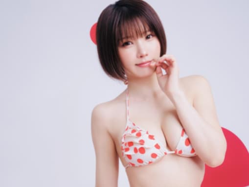 「生ける伝説」えなこ、美乳＆美尻あらわなビキニ＆ランジェリー姿！ 「レジェンドグラビア」第1弾に登場