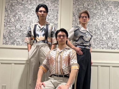 平野紫耀、岸優太＆神宮寺勇太と昭和スタイルの“家族写真”公開！ 「イケオジ３人カッコイイ」