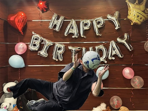 有吉弘行、撮影は妻・夏目三久さん？ 誕生日ショット公開！ 「節目の50歳」「顔面ブロックがよきです」