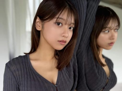 まるぴ、胸元ざっくりニットで谷間ちらり＆パンツあらわ！ 「めっちゃセクシー」「めちゃめちゃかわいい」