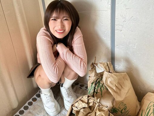 三田悠貴、超ミニ丈のスカートから美脚あらわに！ 際どい姿も披露で「鍛えてる美脚が良い」の声