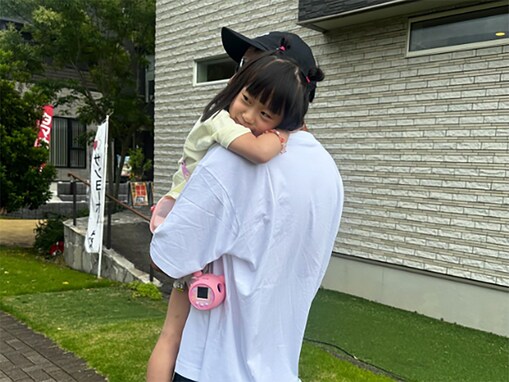 尾形あい、夫・パンサー尾形＆娘のラブラブ抱っこショット公開！ 「ほっこり」「とっても良い親子」